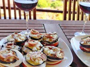 Montaditos de berenjena con olivada o tapenade negro de aceituna empeltre de Aragón